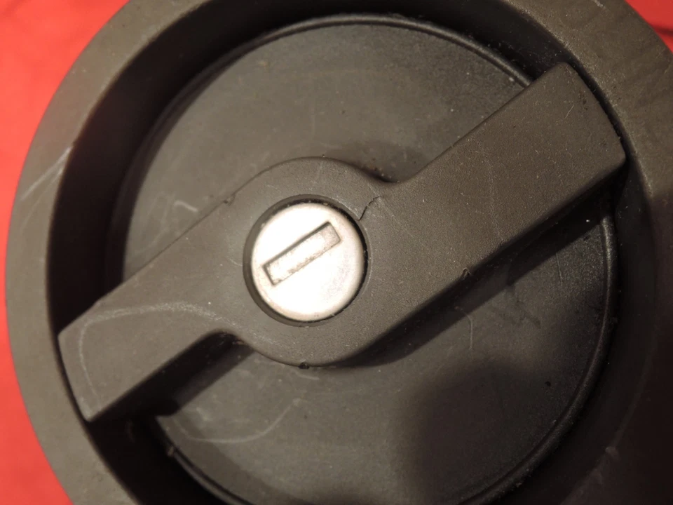 ALFA ROMEO MILANO Usado ORIGINAL CUELLO DE LLENADO DE COMBUSTIBLE y su Tapa Bloqueada SIN Llave Foto 2 de 4