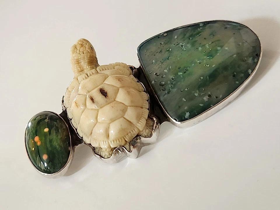 Prendedor/colgante Amy Kahn Russell Sterling, tortuga fósil tallada a mano y ágata musgo Foto 3 de 4