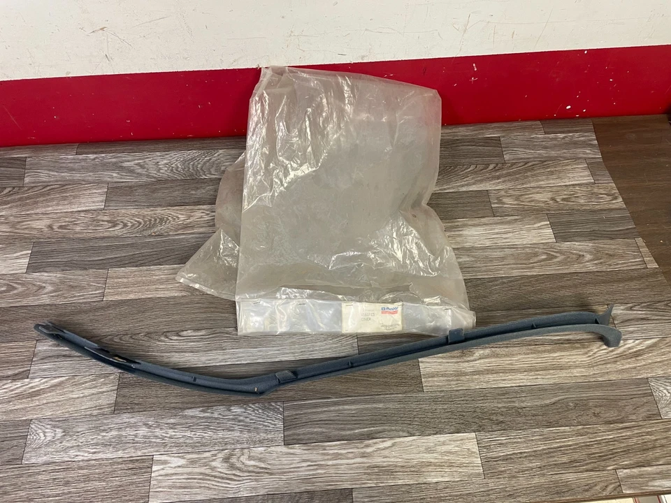 Chrysler New Yorker 1987 LH borde delantero de cubierta de pilar B moldura nos 725 Foto 3 de 4