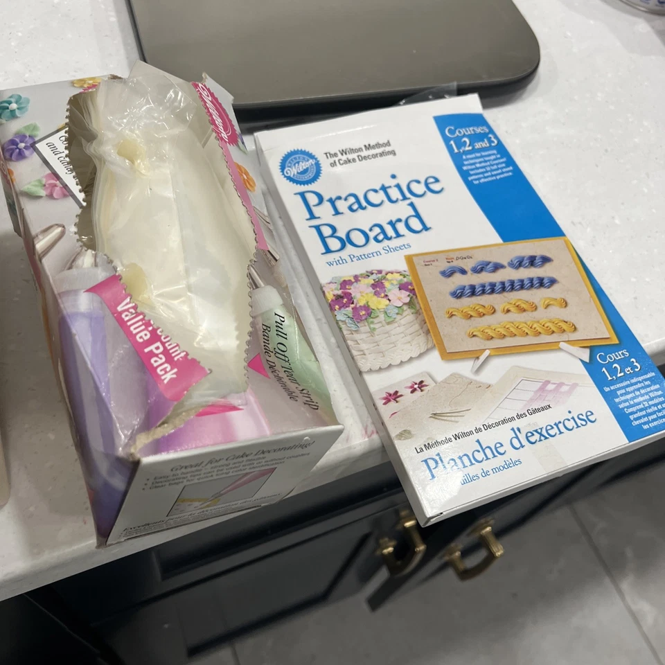 Juego de herramientas y carrito para decoración de pasteles Wilton Foto 4 de 4