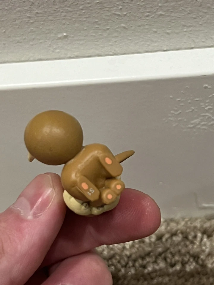 Minifigura de juguete Eevee Pokemon 2018 WCT Nintendo Sentado Sonriendo 1,5" Foto 3 de 3