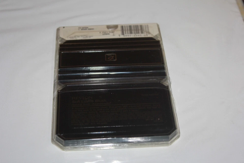 Revlon Soft Lustre Blush ROSE LUSTRE Carded + FREE SMALL BRUSH + 2 GIFTS  - Image 2 of 3