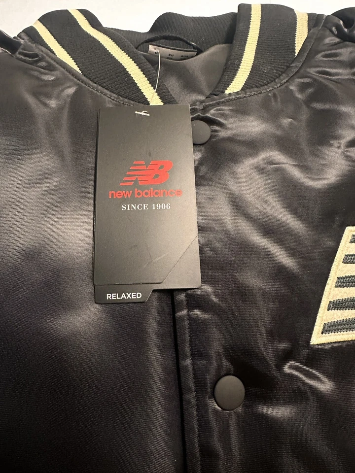 Chaqueta Universitaria New Balance Satén Bomber Abotonada 2XL Negra y Verde Nueva Foto 2 de 4