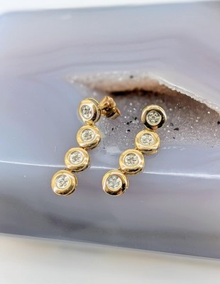 Ohrringe Wäsche Gold je mit 4 kleinen Diamanten 750 Tausend Gold besetzt