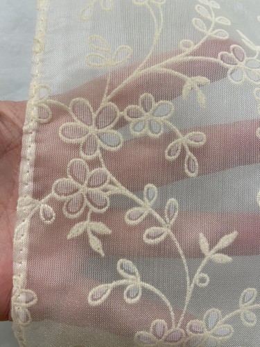 Vtg ORGANZA Fabric FLOCKED SHEER Border Trim Creamy White Flowers 5"x9yds DOLLS - Picture 4 of 7