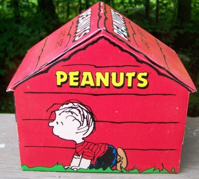 VINTAGE PEANUTS - SNOOPY 29 PIECE ART SET IN DOG HOUSE SUPPLY BOX
