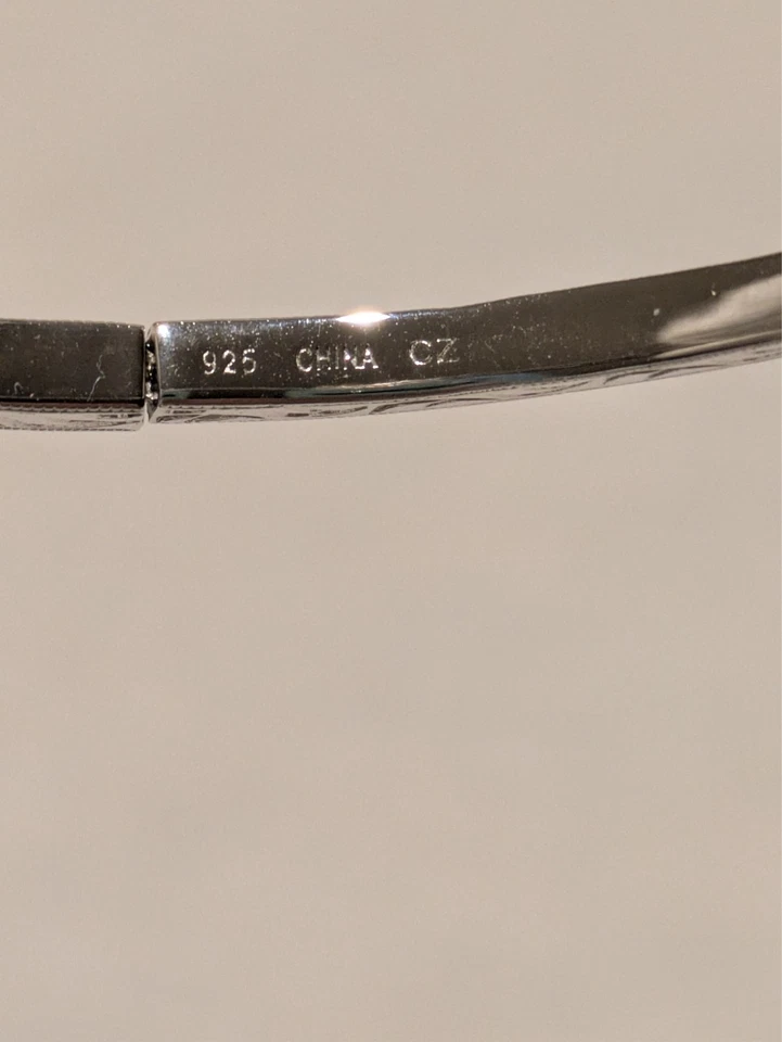 Brazalete grabado Tacori de plata de ley con fila de canales conjunto de circonitas cortadas baguette. Foto 4 de 4