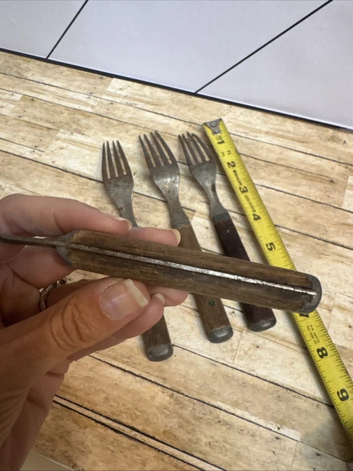 Juego de cuatro tenedores primitivos juego de mesa de granja era de la Gran Depresión Foto 4 de 4