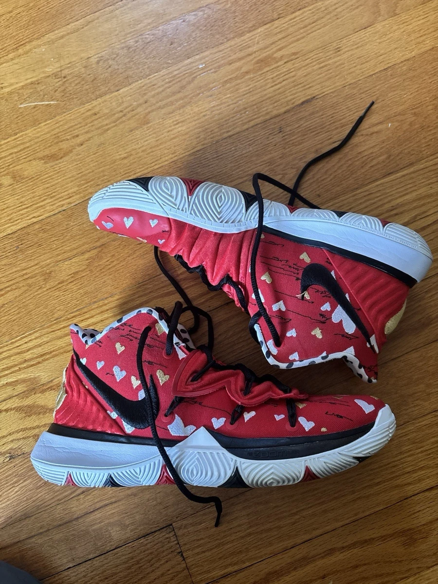 Preços baixos em Nike Kyrie 5 x SneakerRoom I Love You Mom 2019