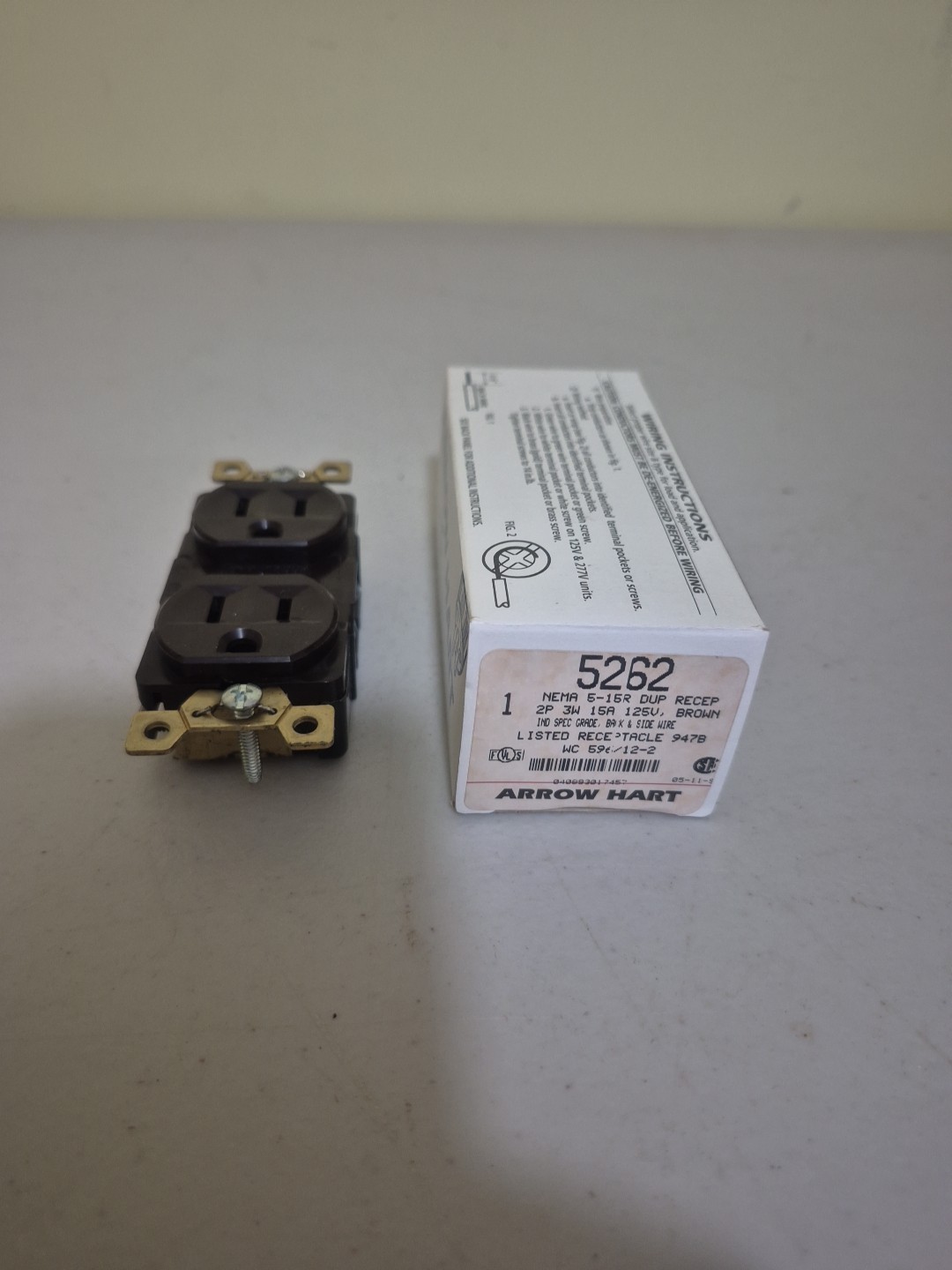 Arrow Hart 5262, Duplex Receptacle 15A-125V, Brown