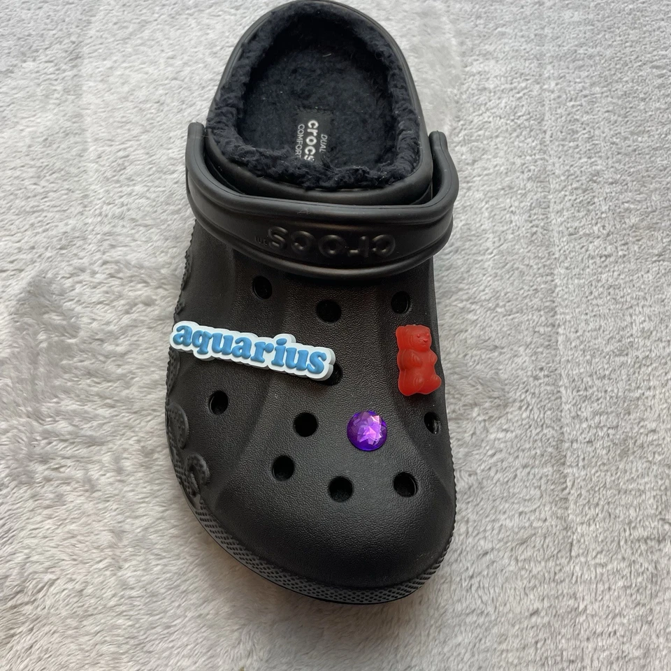 Zueco Crocs Baya Forrado Unisex M6/W8 Negro Dijes Ventilado Amputado SOLO PIE DERECHO Foto 2 de 4