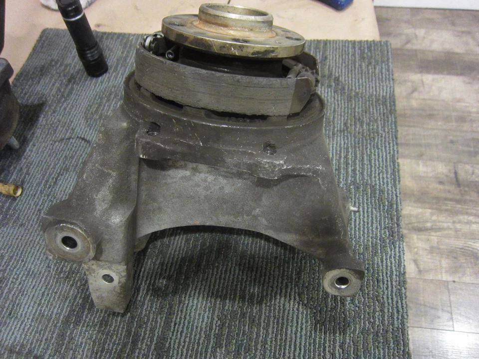 Ferrari 456 GT/GTA - Soporte de cubo de rueda trasera izquierda con rodamiento - P/N 154668 Foto 2 de 4