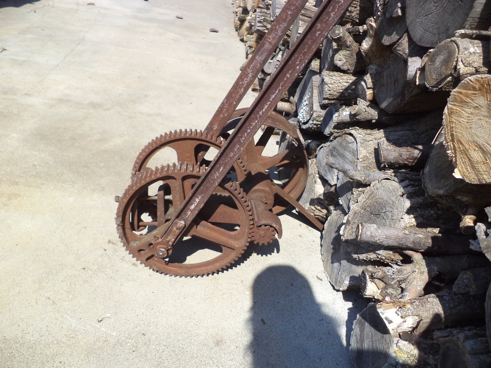 early Baker Mfg water well pump jack hit & miss engine flat belt gas