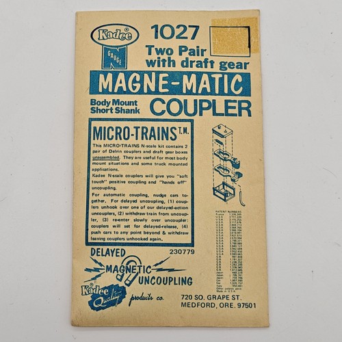 Acopladores de vástago corto de montaje en cuerpo Kadee Micro-Trains 1027 de colección dos pares escala N | Condition: New