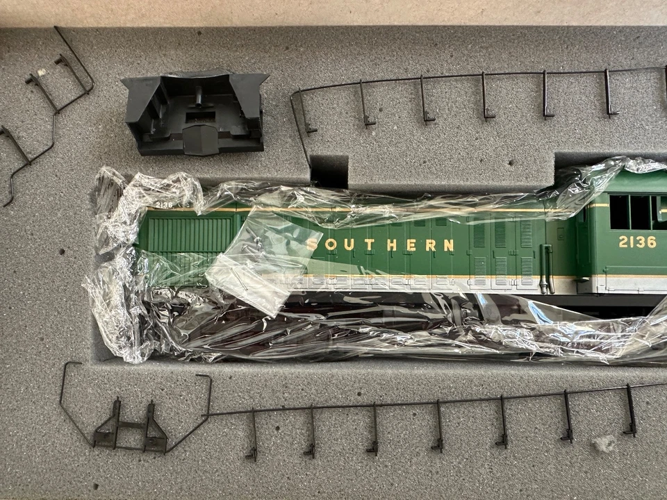 Weaver O Scale RS-3 #5009 Southern Diesel Locomotive #2136 w/ Box - NIB - Image 3 of 4
