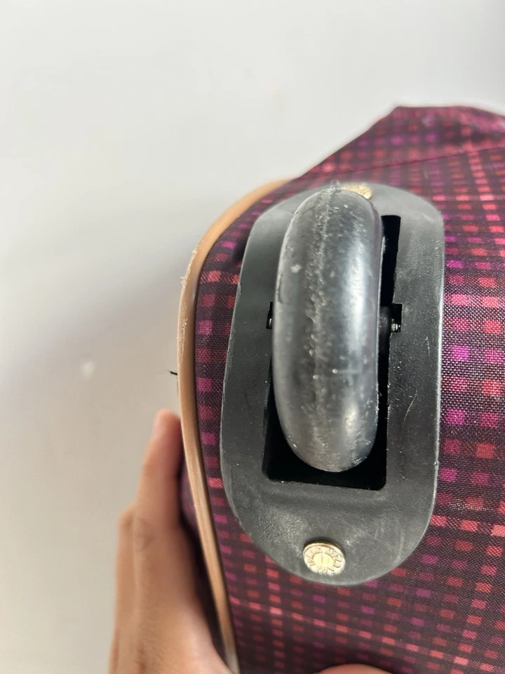 Bolsa de Lona Isaac Mizrahi Borgoña/Marrón a Cuadros RollerWeekender con Ruedas Foto 4 de 4