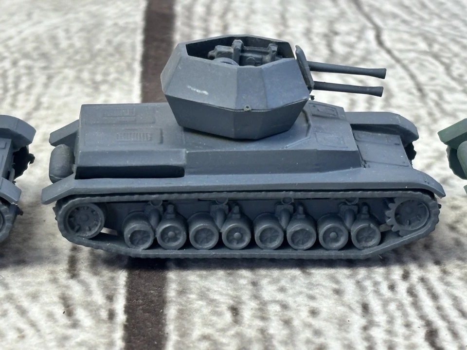 3 Vintage Aurora HO Scale Military Midget Wirbelwind Tanks Plastic 1/87 AS IS - Image 4 of 4