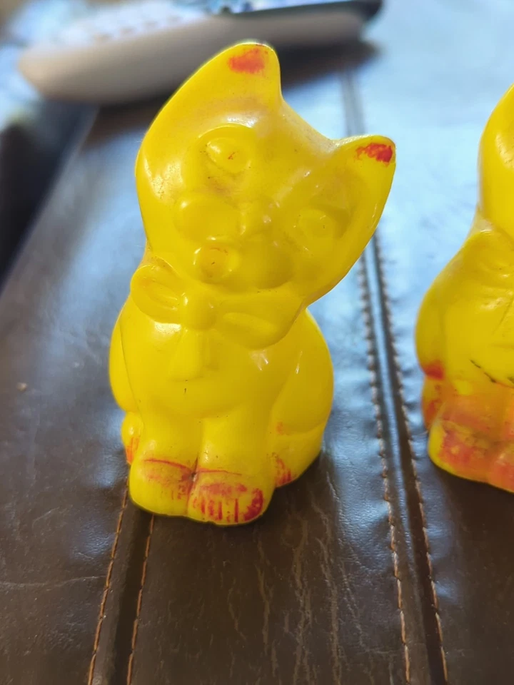 Figura de acción de la película McDonald's 2011 Puss In Boots de 3,25" y 2 saleros amarillos Foto 3 de 4