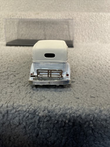 Signature Models White 1933 Cadillac Town Car 1/32 Diecast - Picture 6 of 8