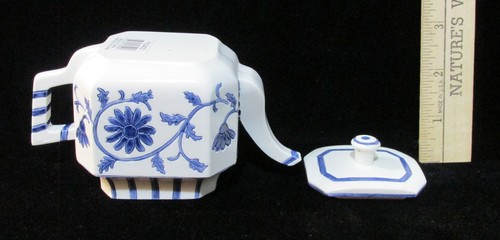 Figura de tetera decoración en miniatura blanco y azul delft flor de resina pergamino floral - Imagen 18 de 25