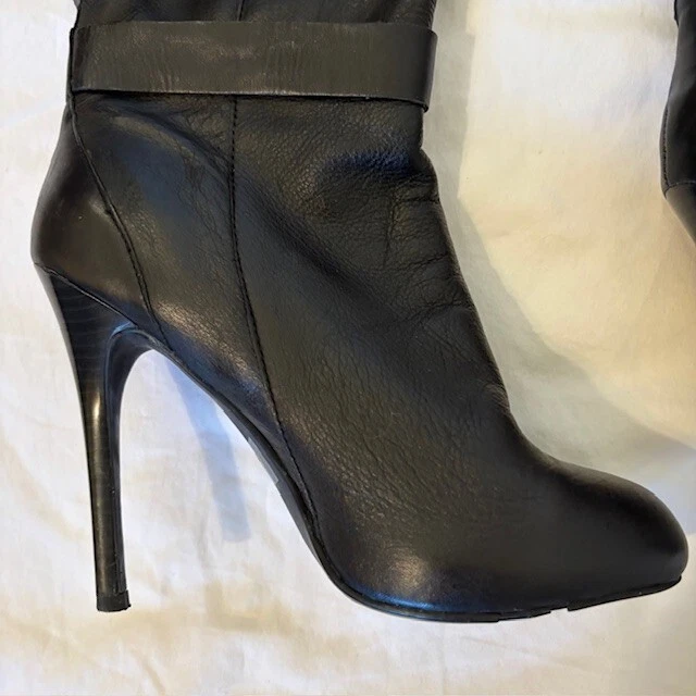 BCBGeneration Classy Botas Sobre la Rodilla de Cuero Negro con Hebillas, Talla 7 1/2M Foto 4 de 4