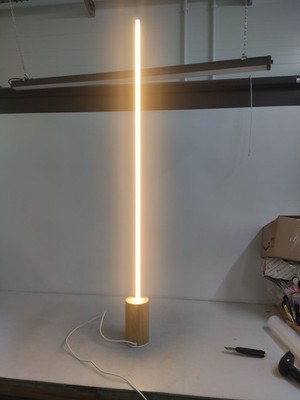 Philips Hue Gradient Signe Boden-Stehleuchte - 145,8x11,1cm, Oak