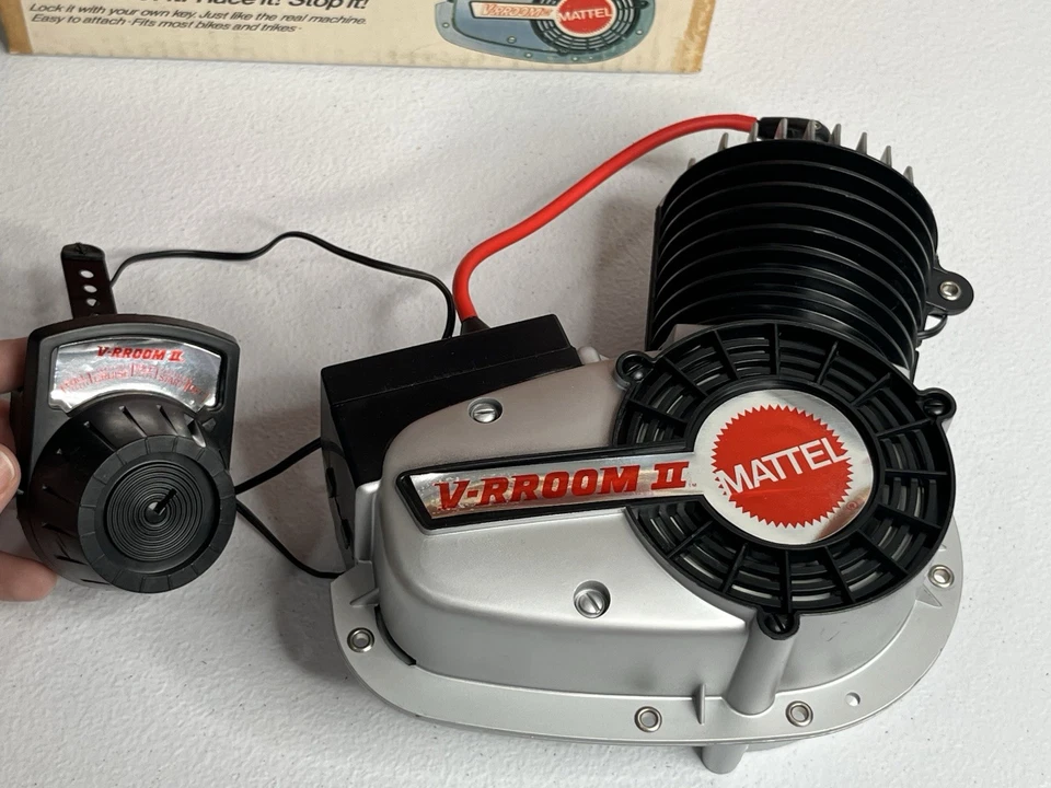 ¡MATTEL V-ROOM de colección! ACCESORIO BICICLETA MOTOR 1963 En Caja Original Motor Bike Roar Foto 2 de 4