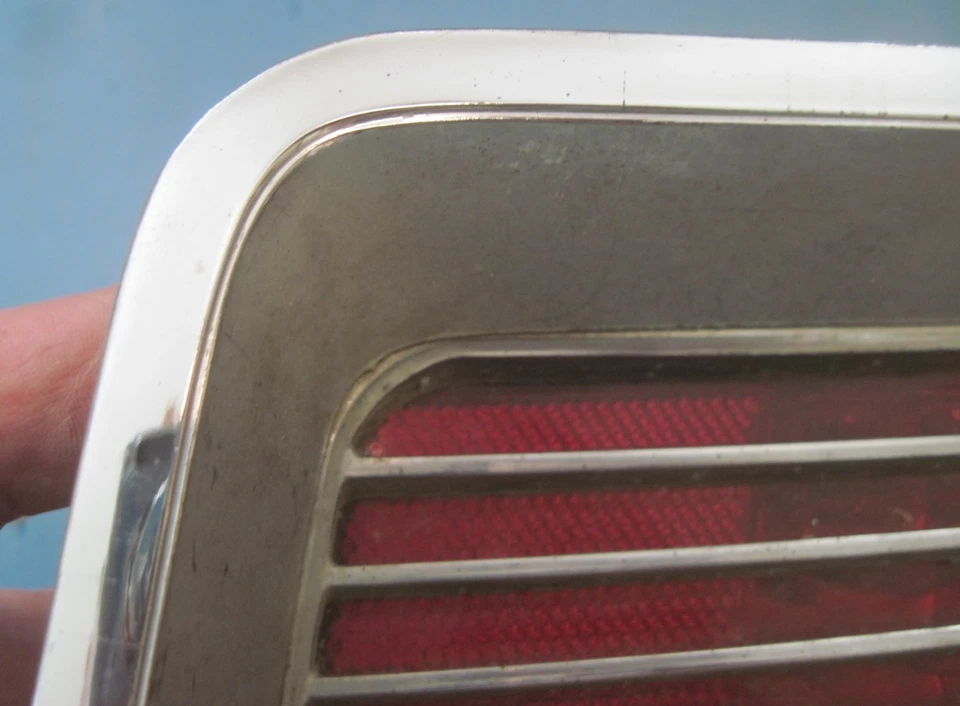 Conjunto de luces traseras derecha AMC RAMBLER MARLIN AMC 1965-1966 BISEL USADO Y JUNTA DE LENTE Foto 3 de 4