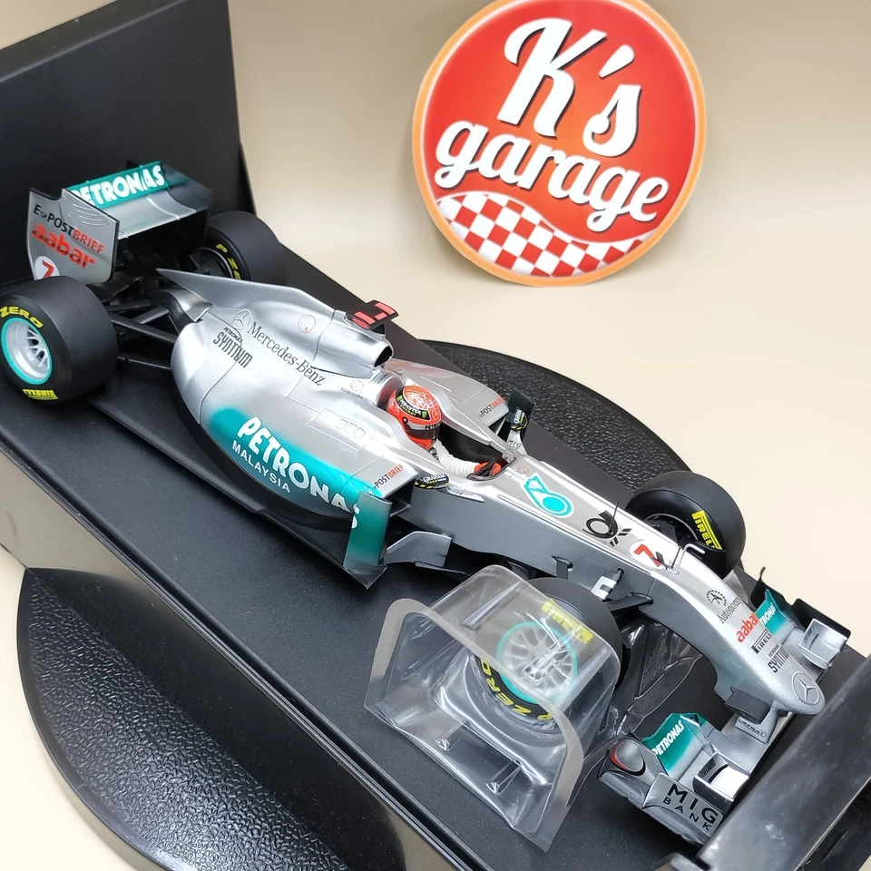 MINICHAMPS 1/18 Mercedes GP F1 Team Michael Schumacher Showcar 2011 113110177 - Image 4 of 4