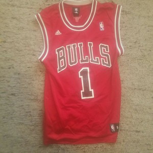 derrick rose bulls jersey small