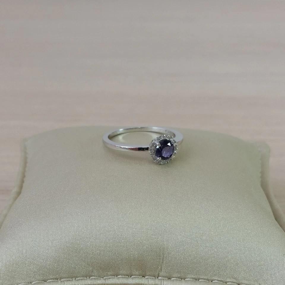 Anillo de compromiso genuino con halo de oro blanco de 9 quilates de iolita y diamantes Foto 3 de 4