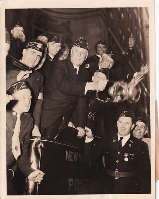 PRESIDENT FE WILIAMSOM WAVES LANTERN IN 40 & 8 LEGION PARADE NY 1937 Photo Y 467