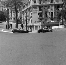Stirling Moss Cooper T51 Climax leads Jack Brabham Cooper Climax 1959 Photo 3
