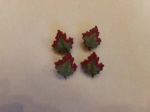 Novelty Button (new) 7/8" (4) Maple Fire /Red, Green