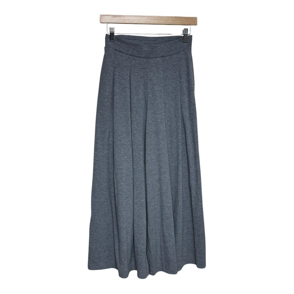 Pantalones cortos plisados de pierna ancha grises UNIQLO talla S Foto 2 de 4