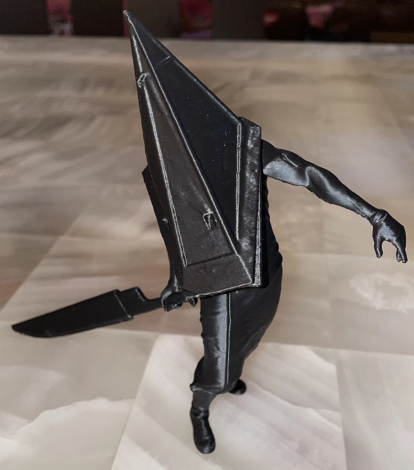 cabeza pirámide colina silenciosa y 3 figuras de enfermeras Foto 3 de 4