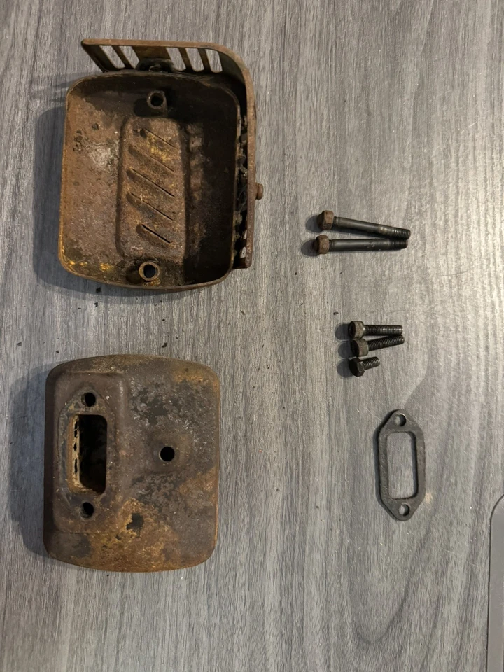 John Deere 50V Chainsaw OEM Muffler Assembly-Used.  Includes Gasket And 5 Bolts. Foto 2 de 4