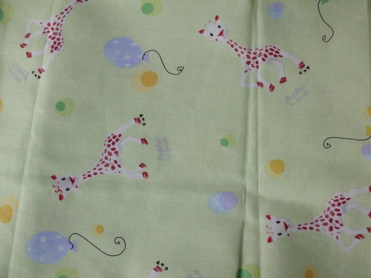 Coupon De Tissu Enfant 'Sophie La Girafe' - Coton, Dimensions 43 X 69 Cm - Vert, Motif Célèbre, Fabriqué En France