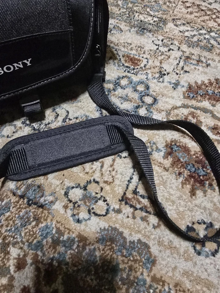Estuche de Transporte SONY LCS-U21 Negro Suave Y SONY Alpha Correa/Funda de Lente Foto 3 de 4