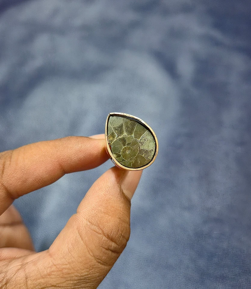 Anillo de cobre puro fósil de amonita anillo de piedras preciosas fósiles de amonita anillo hecho a mano Foto 2 de 4