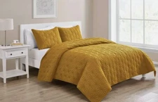 VCNY Home Quilt Set Lightweight Bedspread with Matching Shams, Full/Queen Gold
