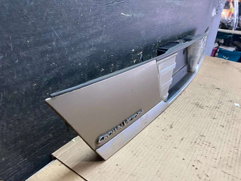 Painel de placa traseira de guarnição Ford Crown Victoria 1998 a 2011 U8152 DG - Imagem 3 de 4