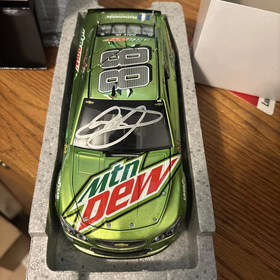 Dale Earnhardt Jr #88 Mountain Dew Talladega Carrera Líquido Color Elite Firmado Foto 3 de 4