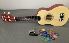 Viersaitige 3rd Avenue Ukulele, 16 Plektren und Capo
