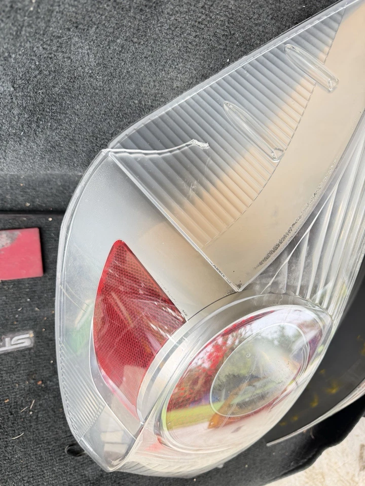 Luces traseras después reparación para Toyota Prius C Foto 3 de 4