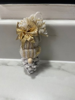 Sehr süße handgefertigte Weihnachts Gonk Kugel Deko gestrickt