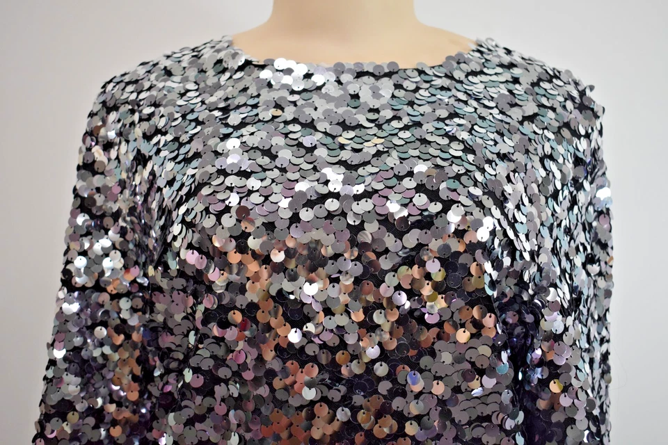 Top de lentejuelas negras plateadas St. John talla pequeña a la venta nt Foto 2 de 4