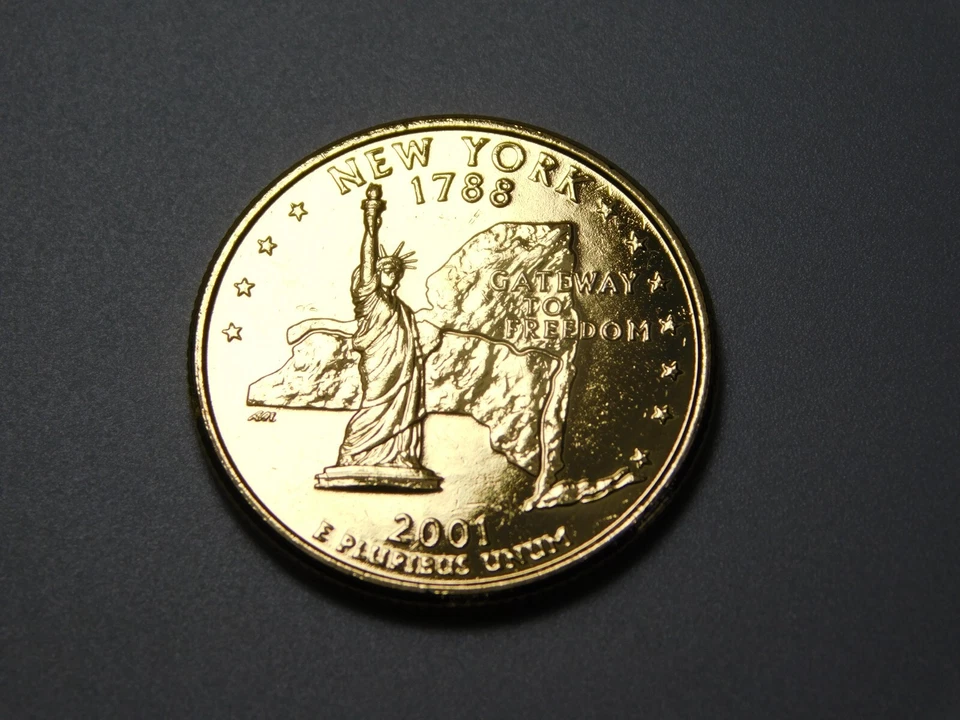 2001 P NY NEW YORK STATE STATUE OF LIBERTY US GOLD COLORED QUARTER - Image 4 of 4
