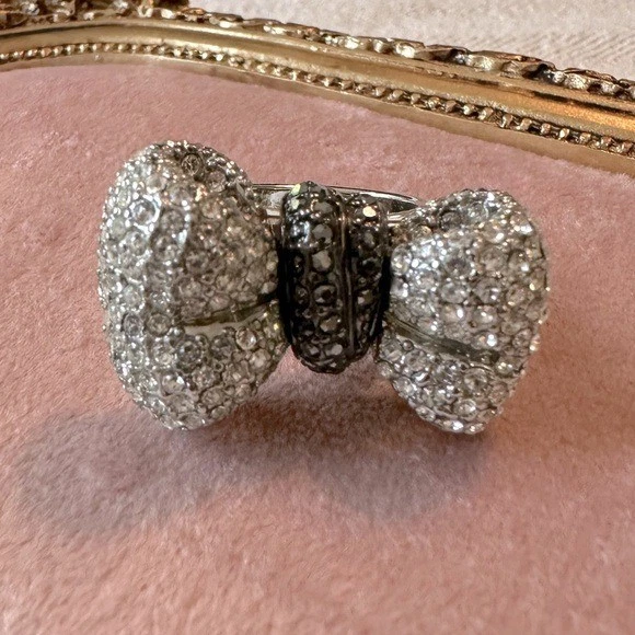 Anillo llamativo de cristal con lazo blanco y negro talla 7 Park Lane joyería cintas de diamantes Foto 4 de 4