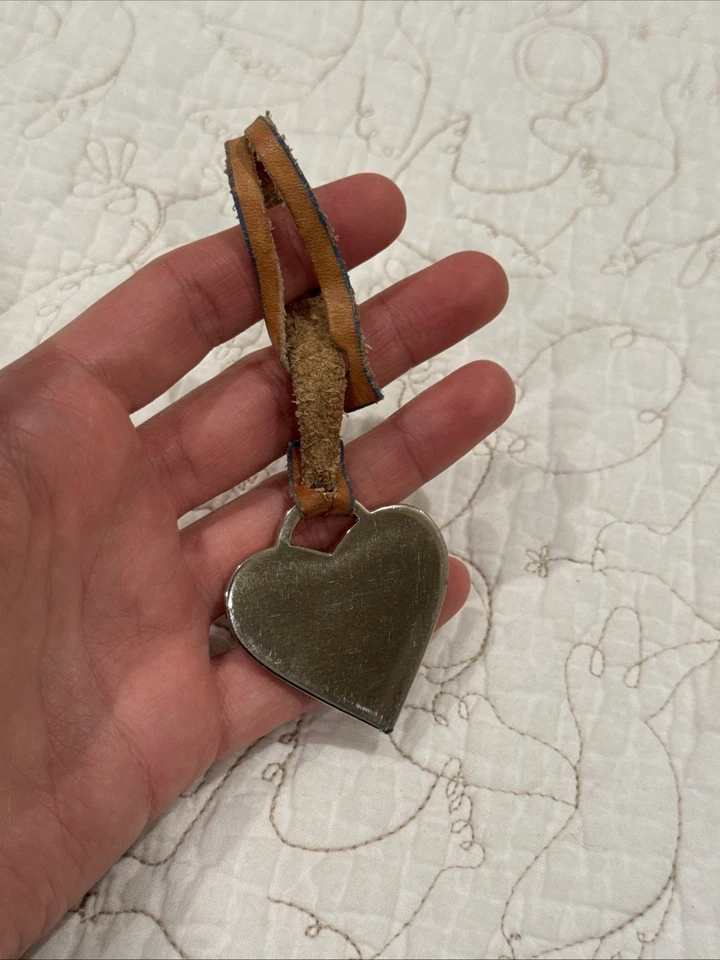 Bolso De Colección Dooney & Bourke Rosa Corazón Esmaltado Cuero Dije Etiqueta Y2K Llavero Foto 3 de 4